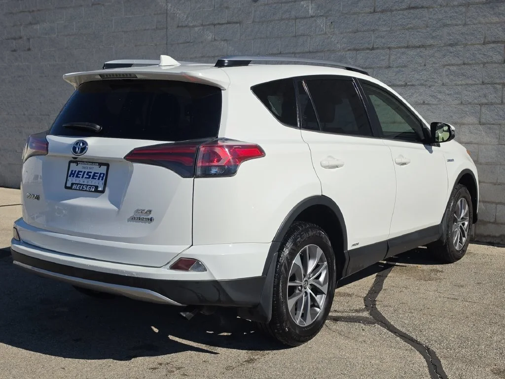 Used 2018 White Toyota XLE image 13