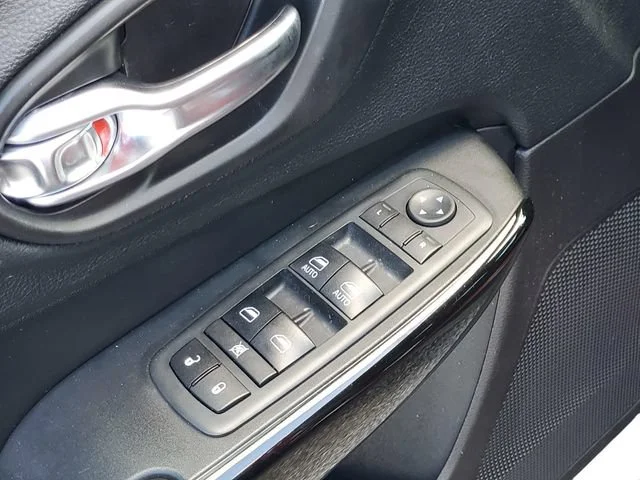 Used 2020 Velvet Red Pear Jeep Altitude image 9