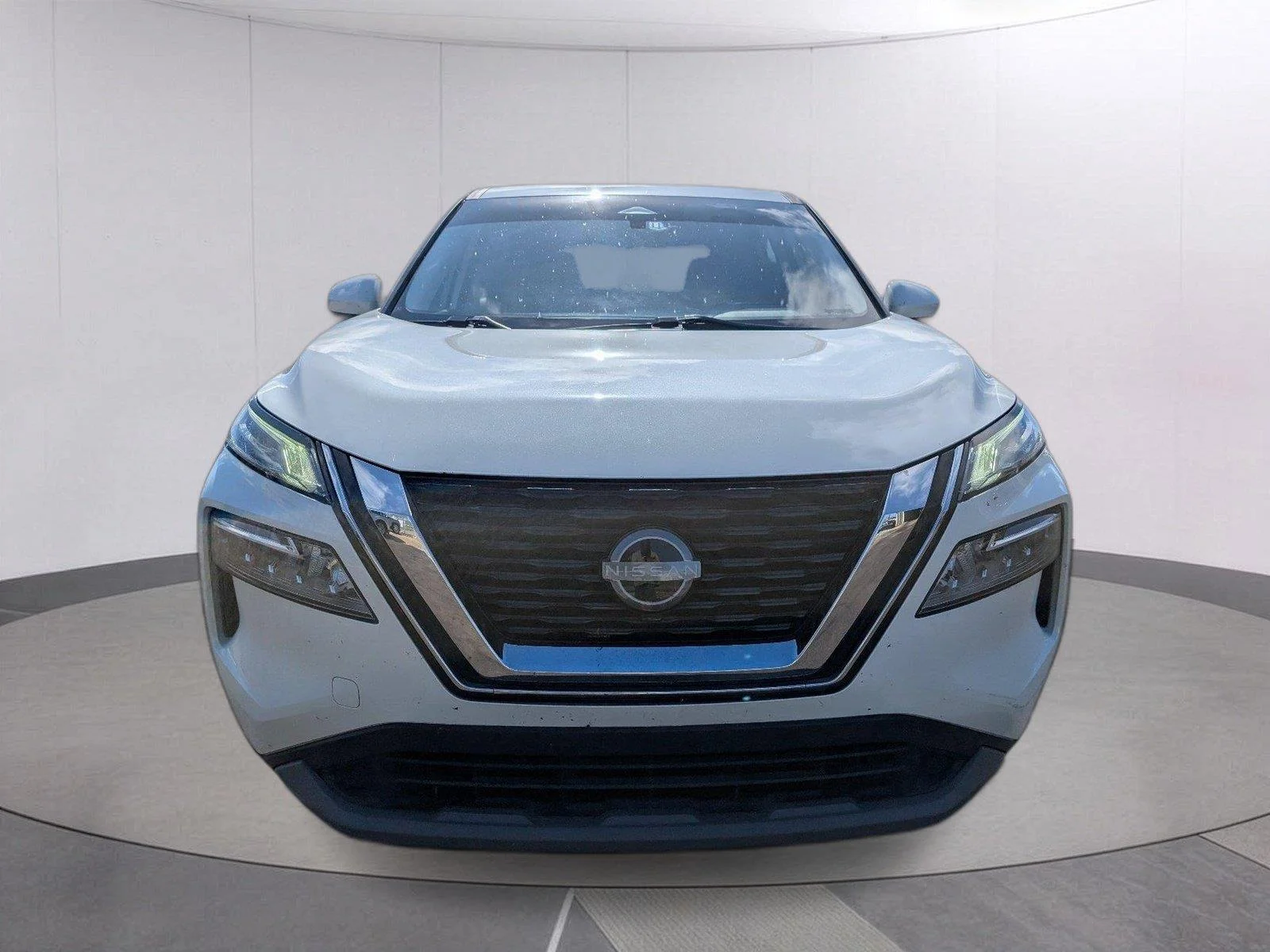 Used 2023 Pearl White Tricoat Nissan SV image 8