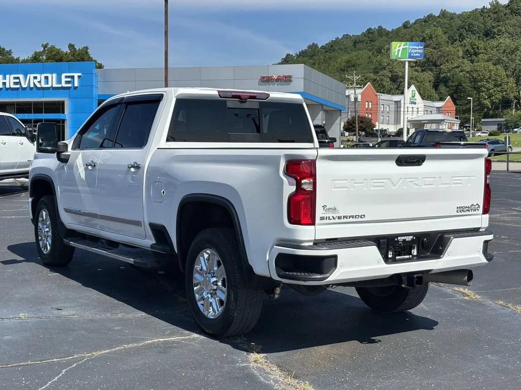 Used 2024 Summit White Chevrolet High Country image 7