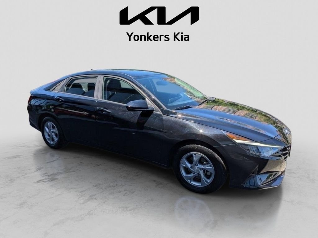 Used 2022 Black Hyundai SE image 5