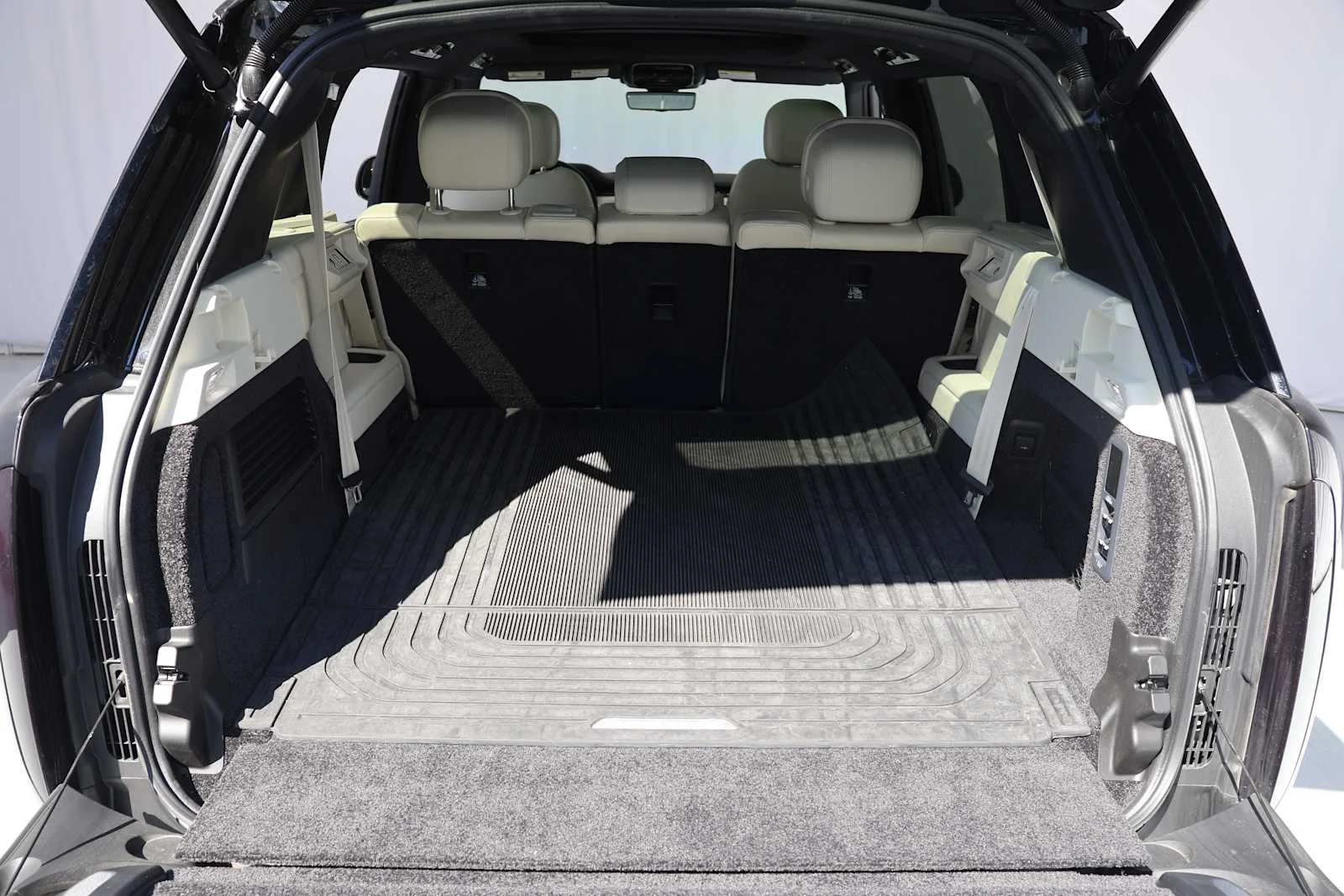 Used 2026 Santorini Black Metallic Land Rover SE image 22