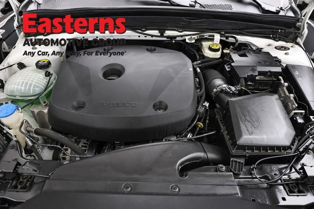 Used 2022 White Volvo Momentum image 8