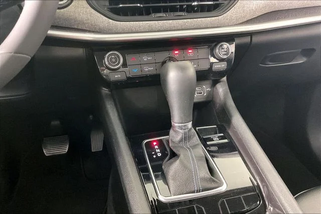 Used 2022 Red Jeep Latitude image 8