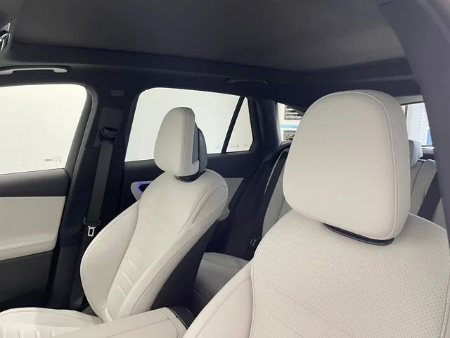 New 2027 White Mercedes-Benz GLC 300 image 5
