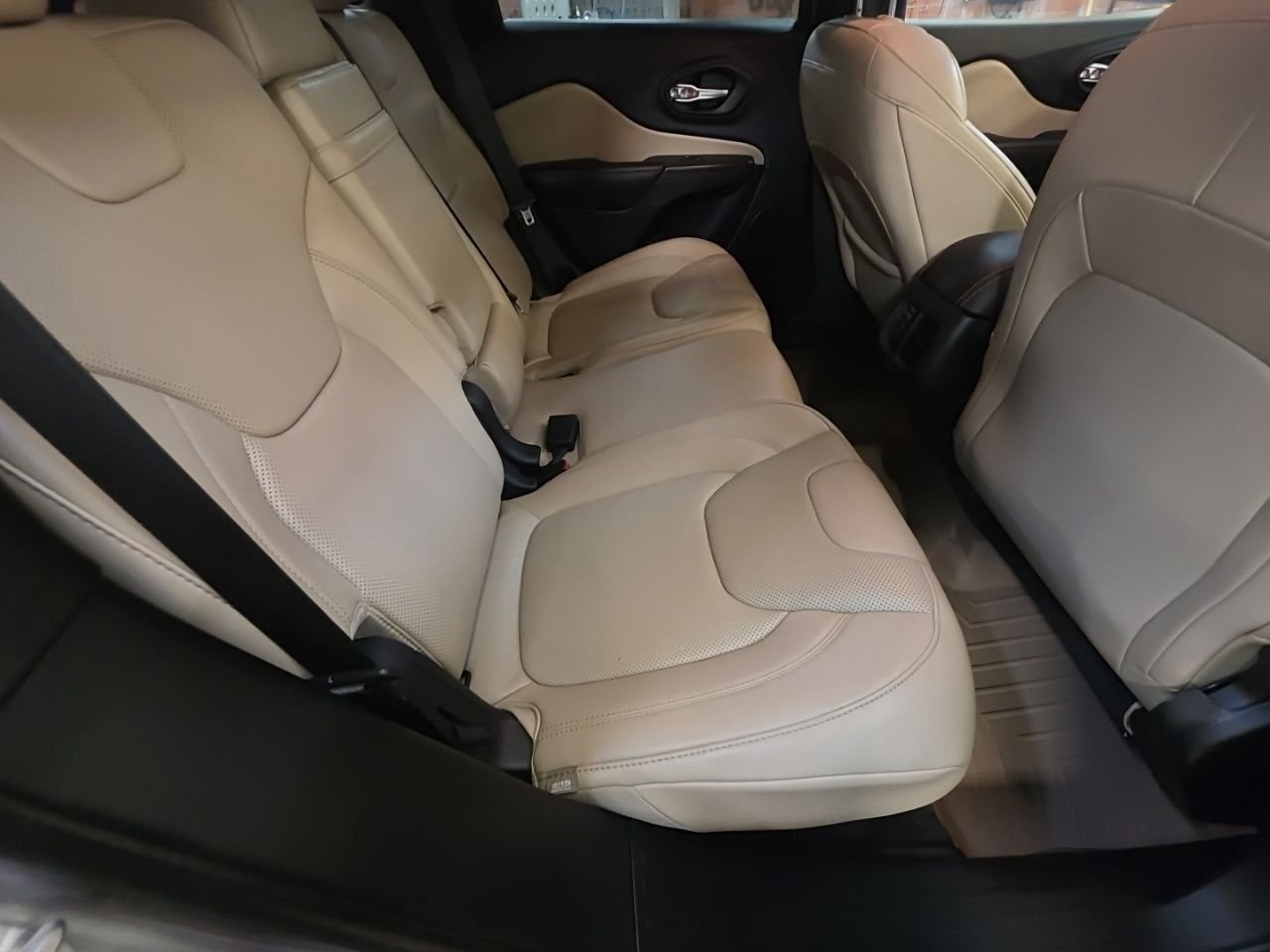 Used 2015 Silver Jeep Limited image 22