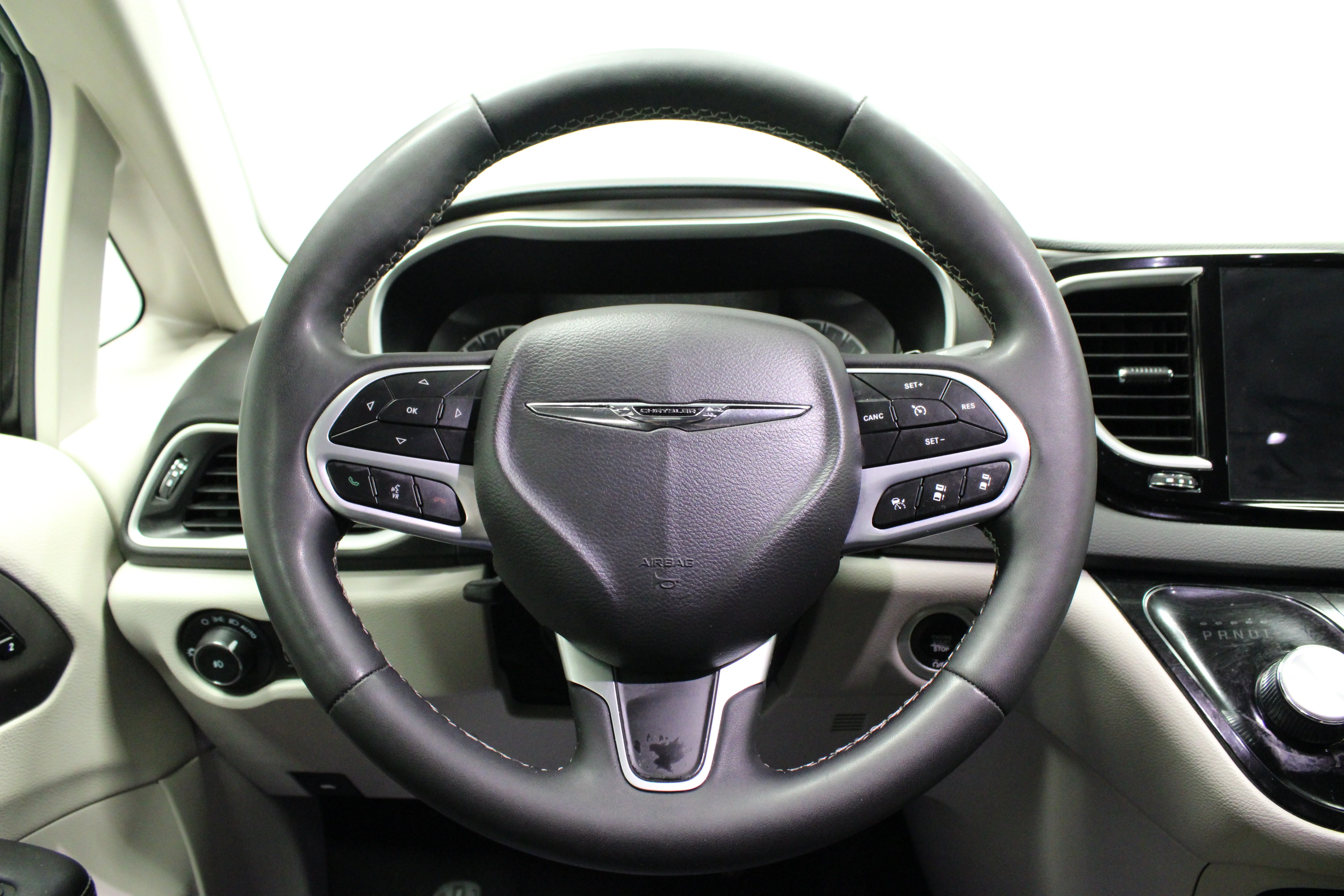 Used 2024 Diamond Black Crystal Pearlcoat Chrysler Touring L image 22