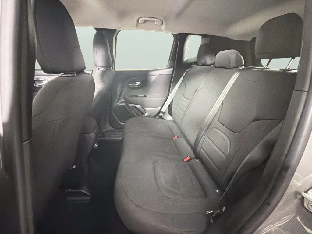 Used 2021  Jeep Latitude image 27