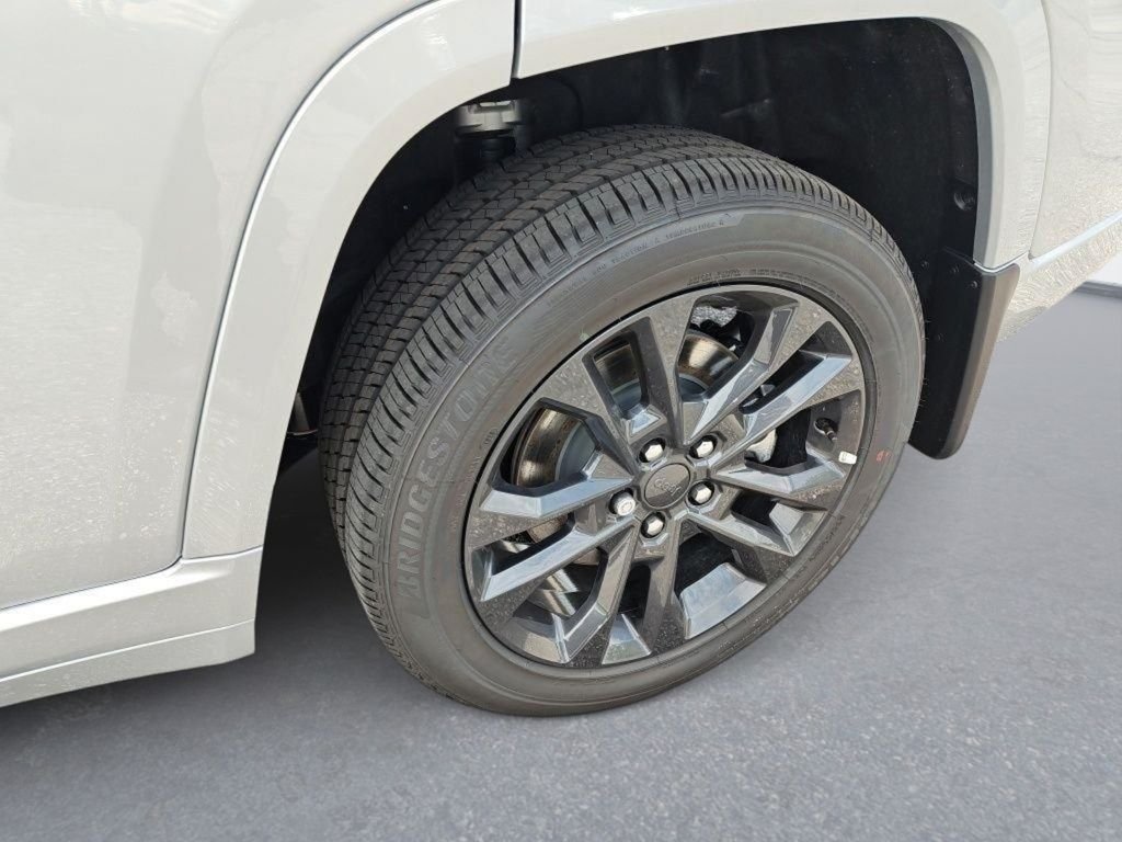 New 2026 Silver Zynith Exterior Paint Jeep Limited Reserve image 10