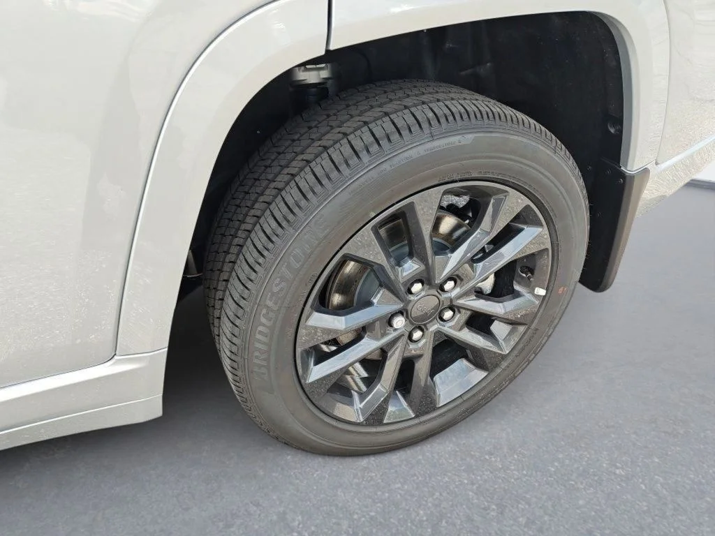 New 2026 Silver Zynith Exterior Paint Jeep Limited Reserve image 10