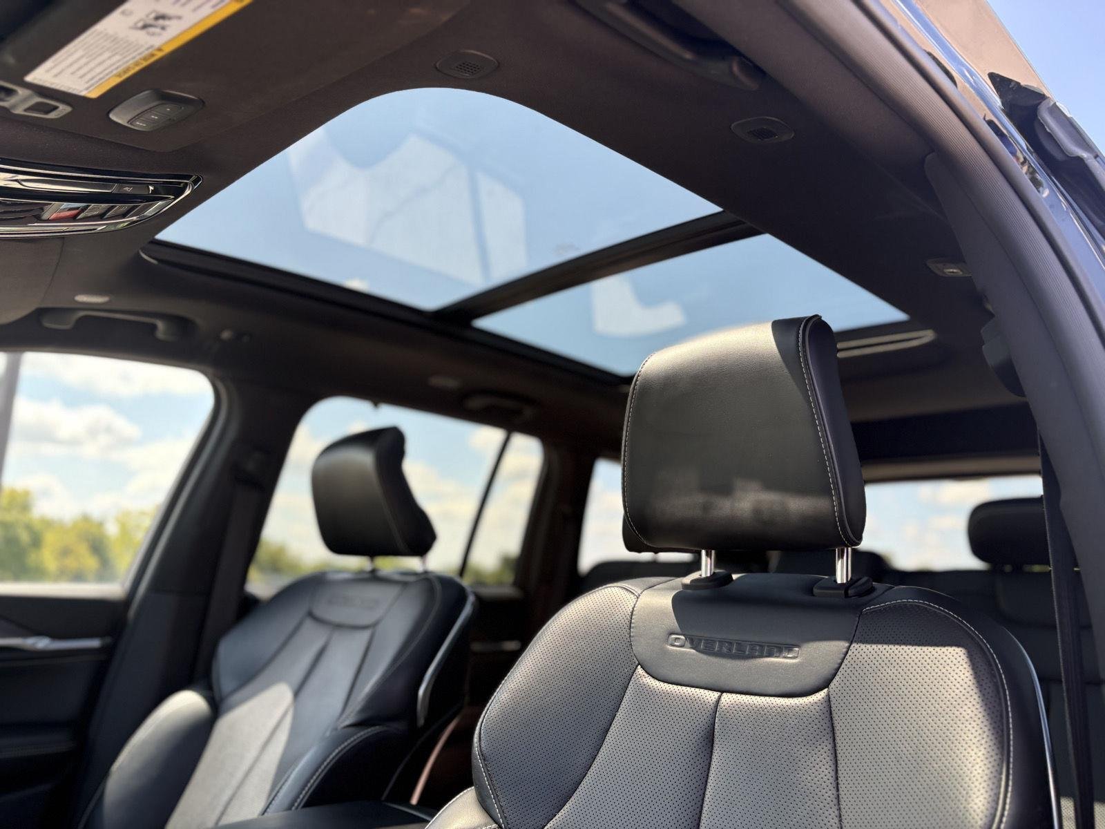 Used 2022 Diamond Black Crystal Pearlcoat Jeep Overland image 3