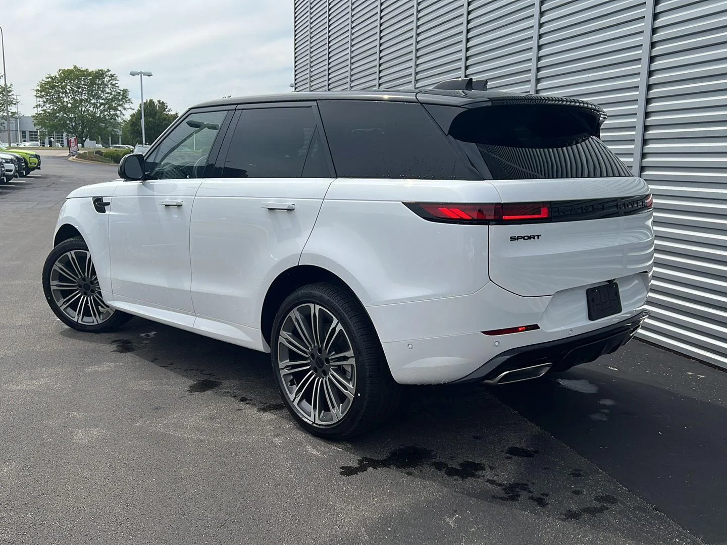 New 2026 Ostuni Pearl White Premium Metallic Land Rover Dynamic SE image 3