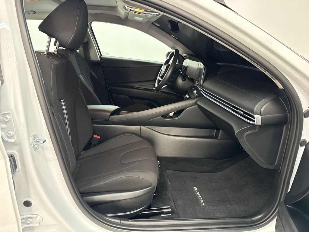 Used 2025 White Hyundai SEL Convenience image 17