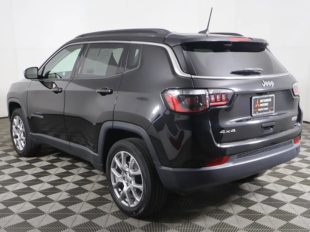Used 2022 Black Jeep Latitude Lux image 8