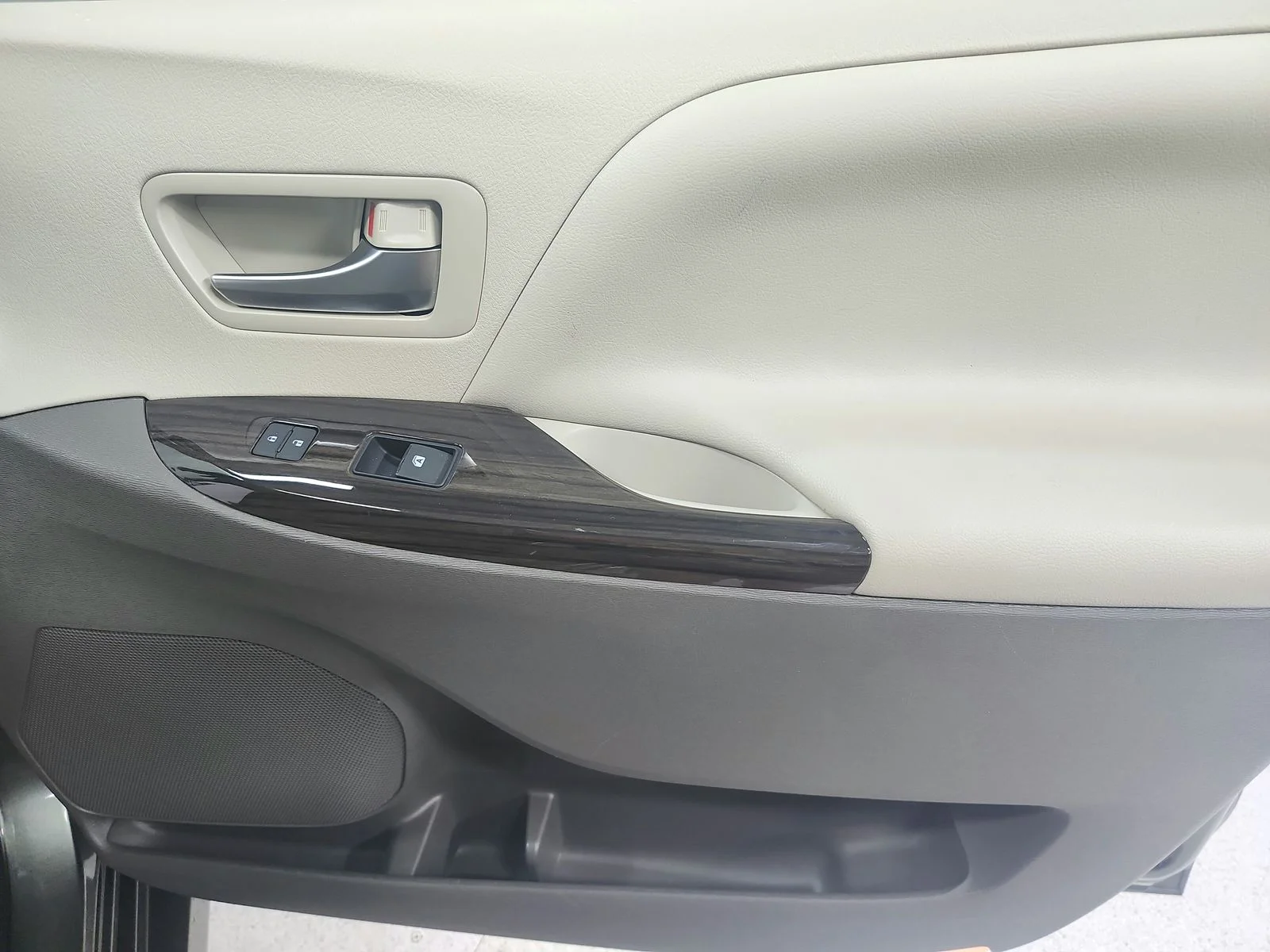 Used 2020 Green Toyota XLE Premium image 44