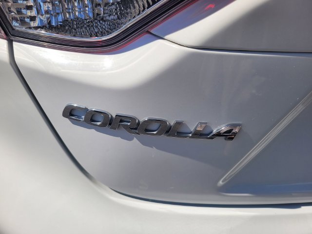 Used 2022 White Toyota LE image 10