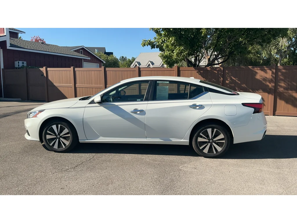 Used 2022 Pearl White Tricoat Nissan 2.5 SV image 7