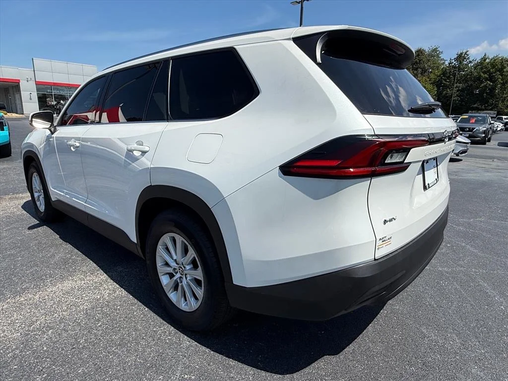 Used 2026 Pearl Toyota XLE image 5