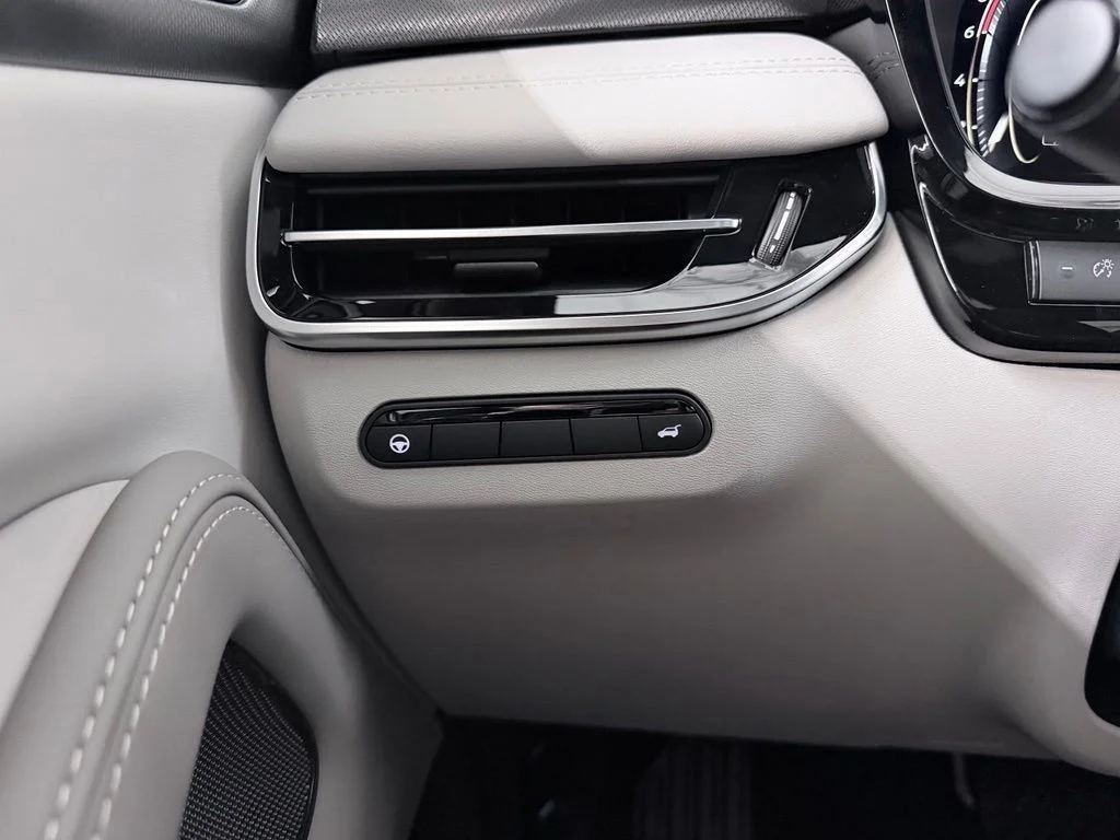 New 2027 RADIANT WHITE INFINITI Luxe AWD image 31