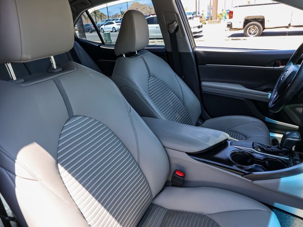 Used 2018 White Toyota SE image 19