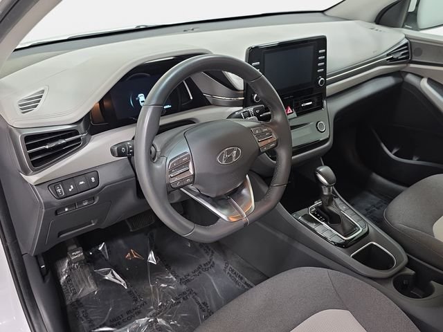 Used 2020 White Hyundai SE image 16