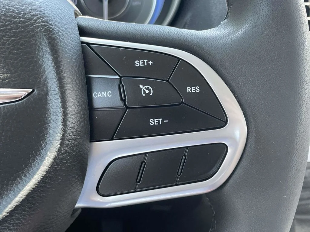 Certified Used 2022  Chrysler Touring image 30