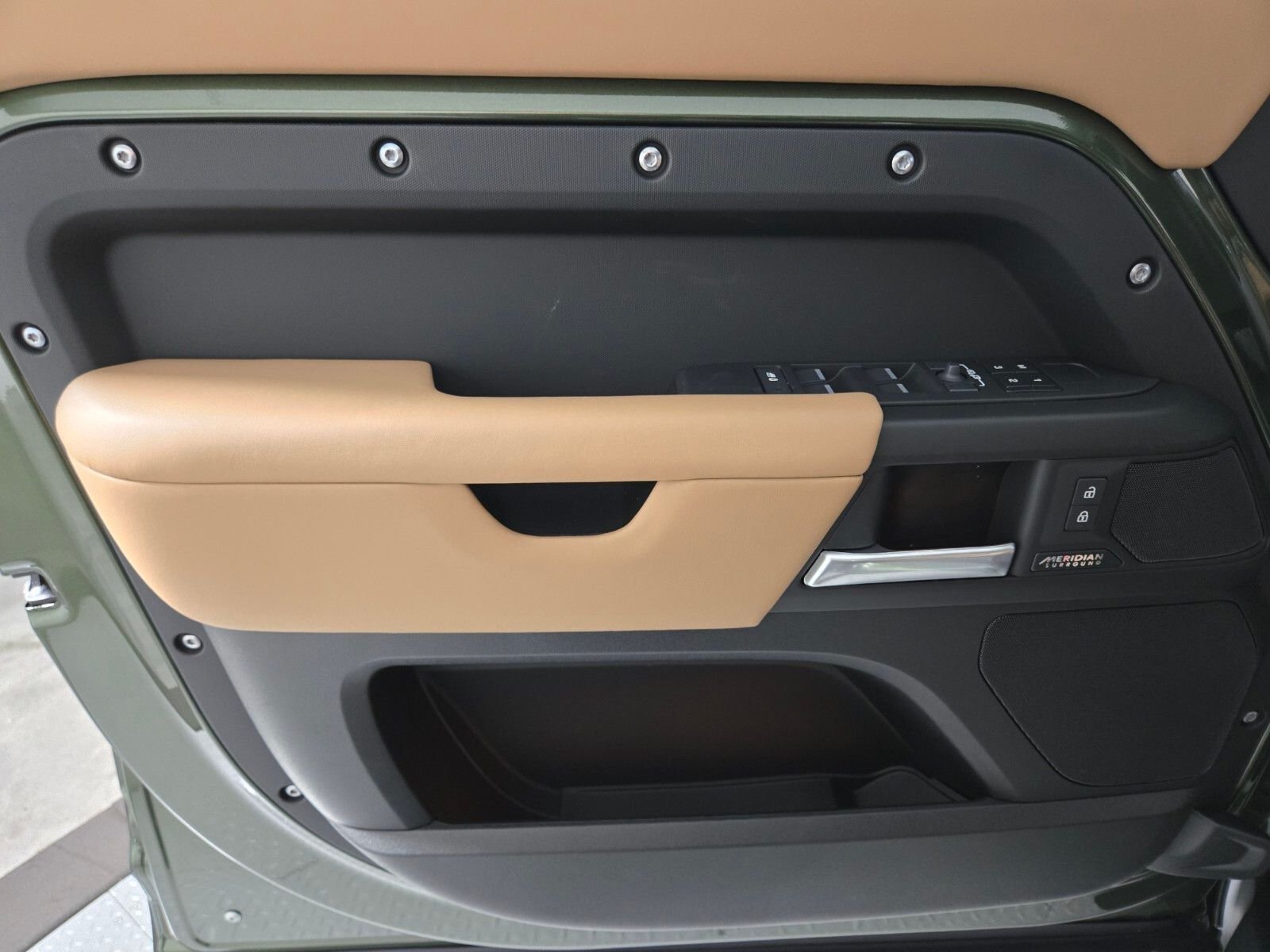 New 2026 Woolstone Green Land Rover X-Dynamic SE image 21