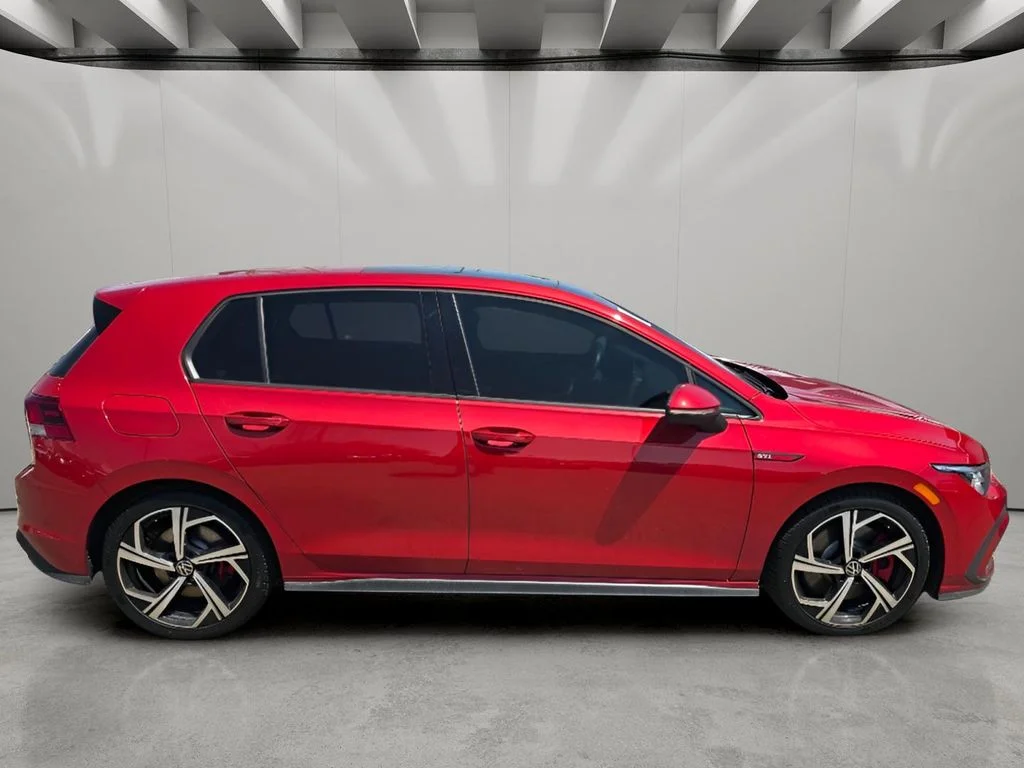 Used 2024 Kings Red Metallic Volkswagen SE image 9