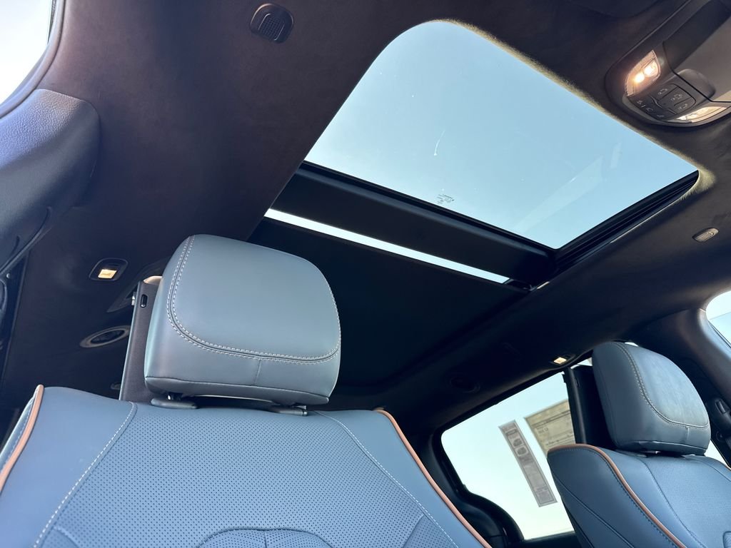 New 2027 Diamond Black Crystal Pearl-Coat Exterior Paint Chrysler Pinnacle image 13