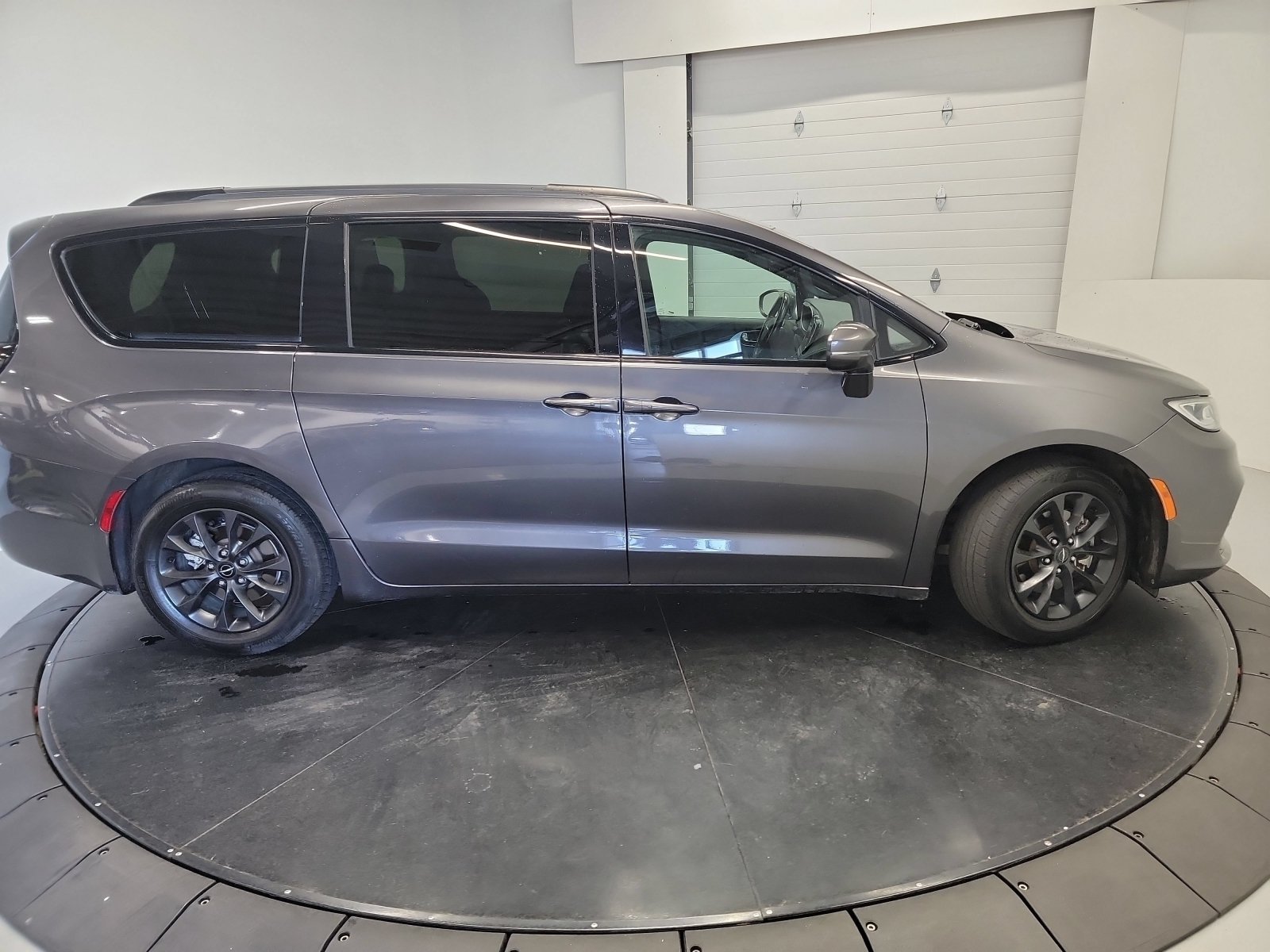 Used 2021 Granite Crystal Metallic Clearcoat Chrysler Touring L image 9