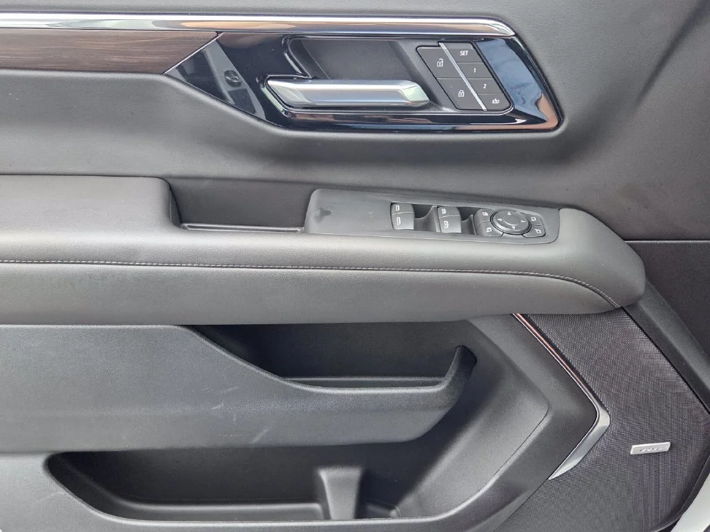 Used 2026 Summit White Chevrolet LT image 30