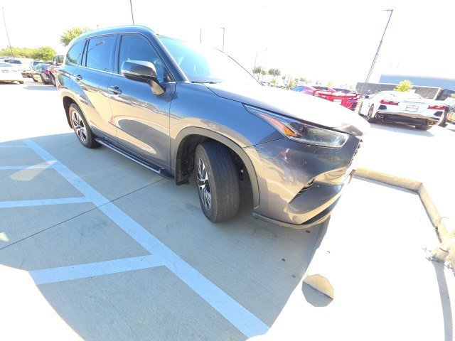 Used 2021 Magnetic Gray Metallic Toyota XLE image 3