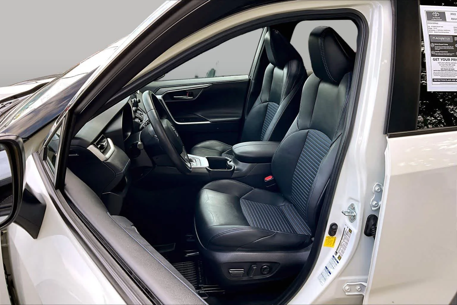 Certified Used 2022 Blizzard Pearl/Midnight Black Metallic Toyota Hybrid XSE image 9