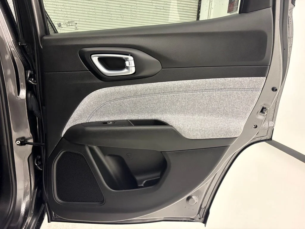 Used 2022 Gray Jeep Latitude image 34