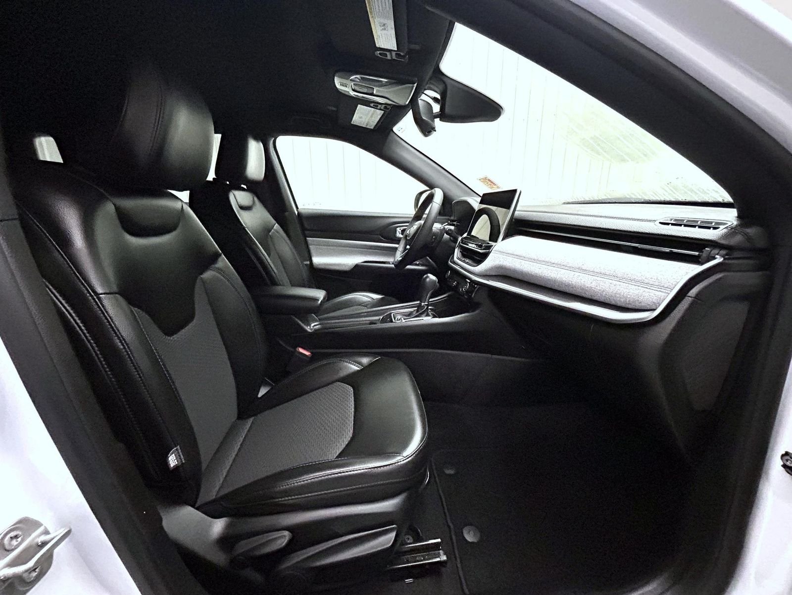 Used 2023 White Jeep Latitude image 15