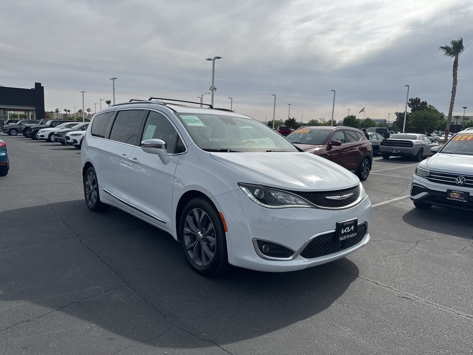 Used 2020 Bright White Clearcoat Chrysler Limited image 3