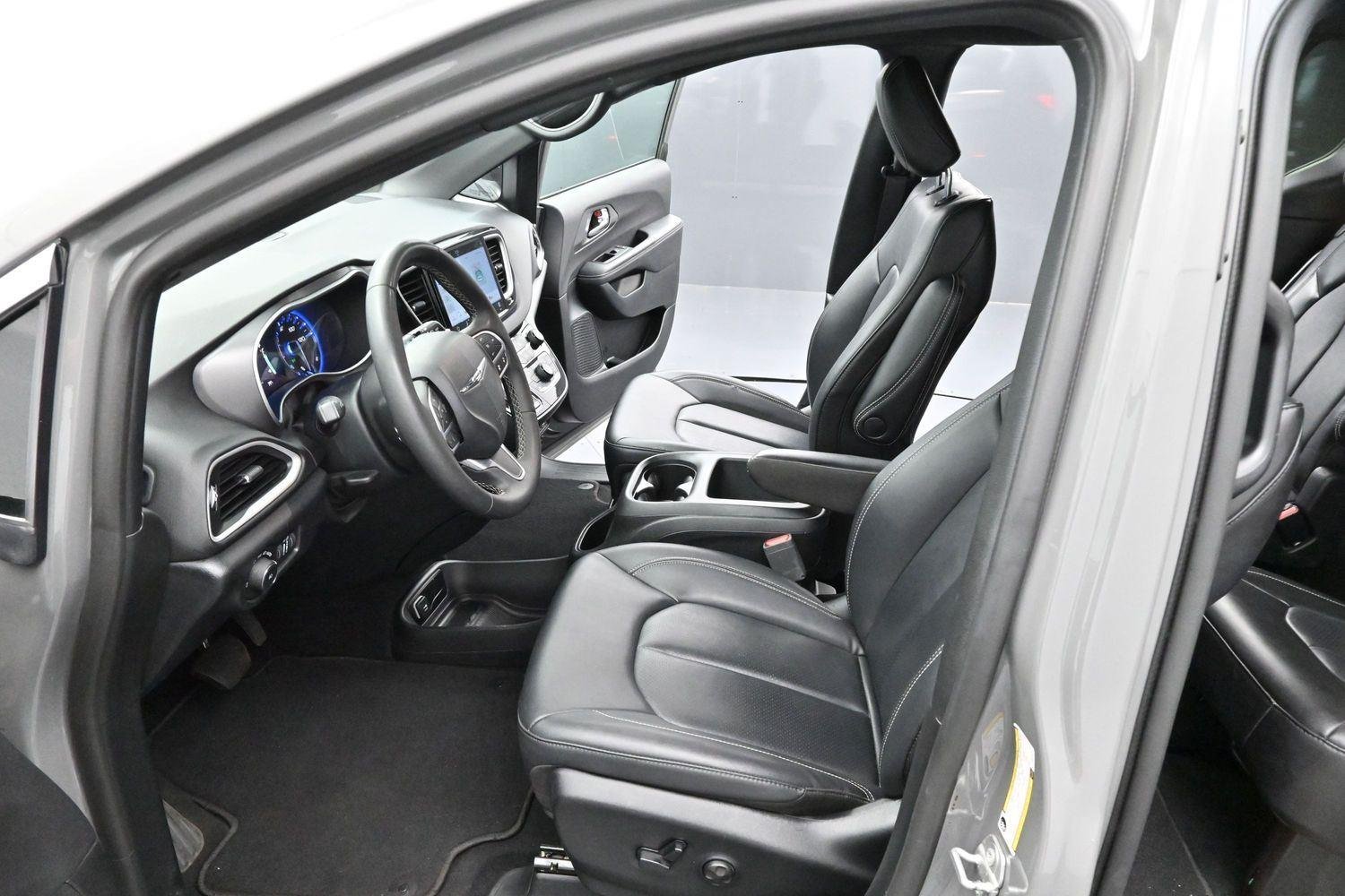 Used 2025 Gray Chrysler Select image 41