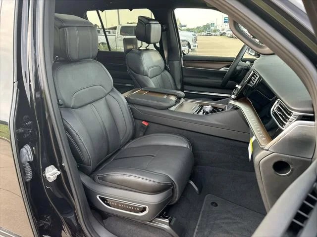 New 2024 Diamond Black Crystal Pearl-Coat Exterior Paint Jeep  image 27