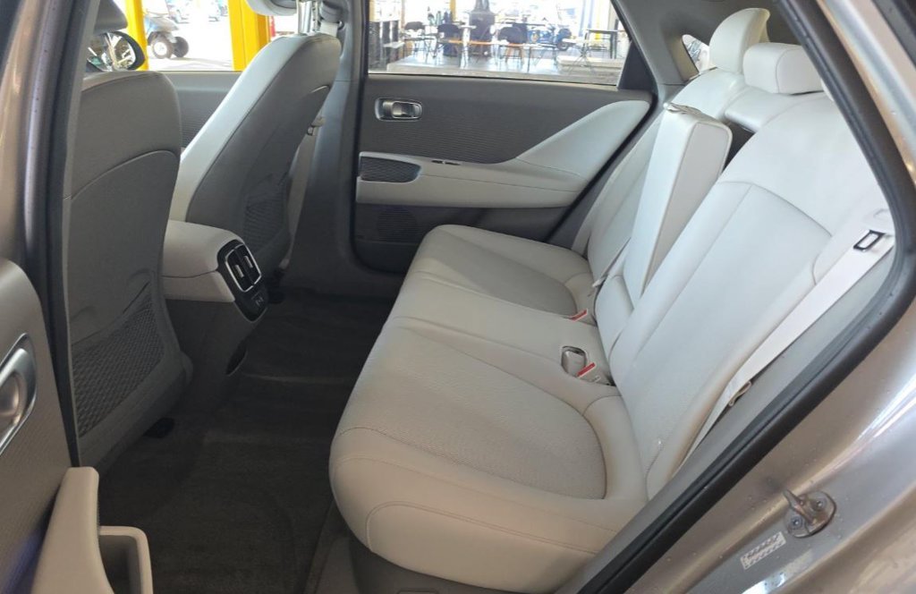 Used 2024 Silver Hyundai SEL image 7