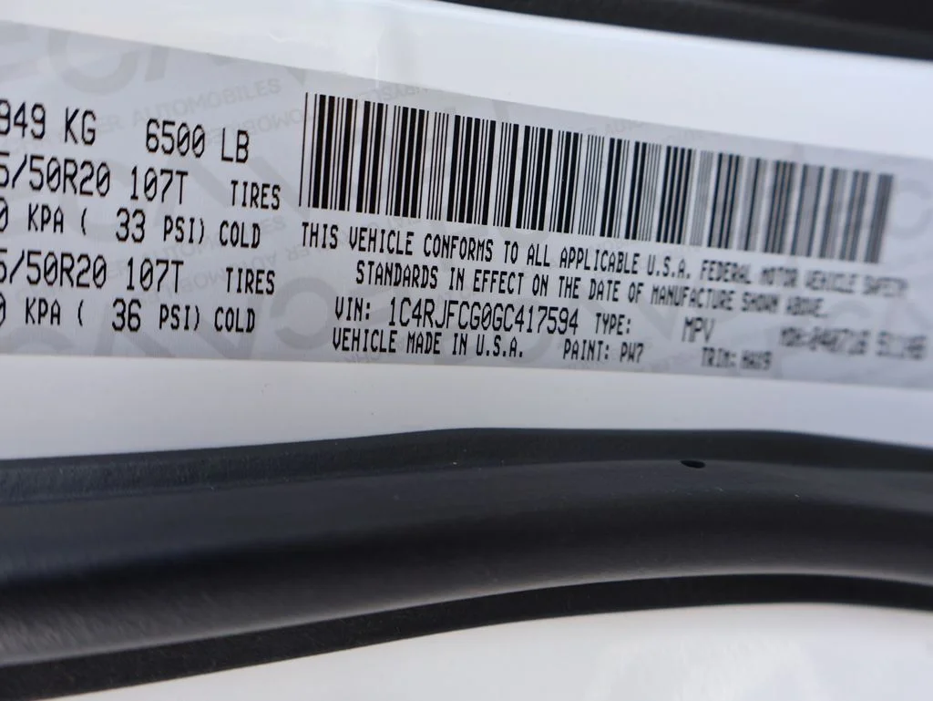 Used 2016 White Jeep Overland image 23