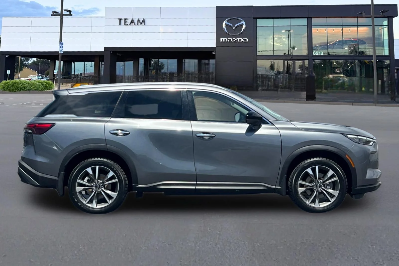 Used 2025 Gray INFINITI LUXE image 3