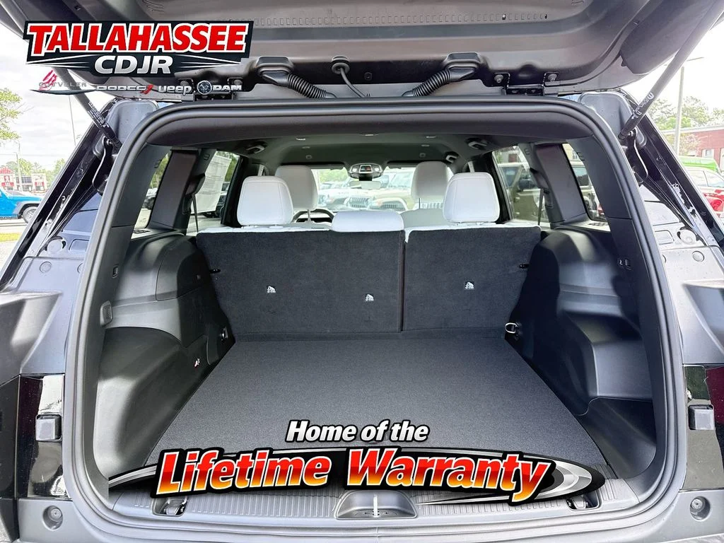 New 2026 Diamond Black Crystal Pearlcoat Jeep Laredo image 28