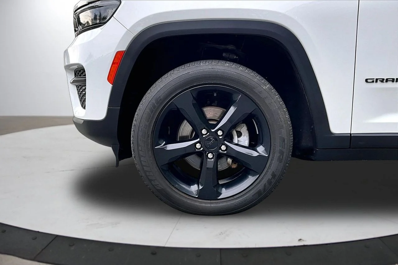 Used 2023 White Jeep Altitude X image 31