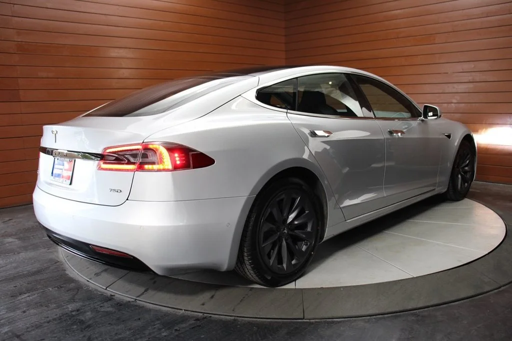 Used 2018 Obsidian Black Metallic Tesla  image 18