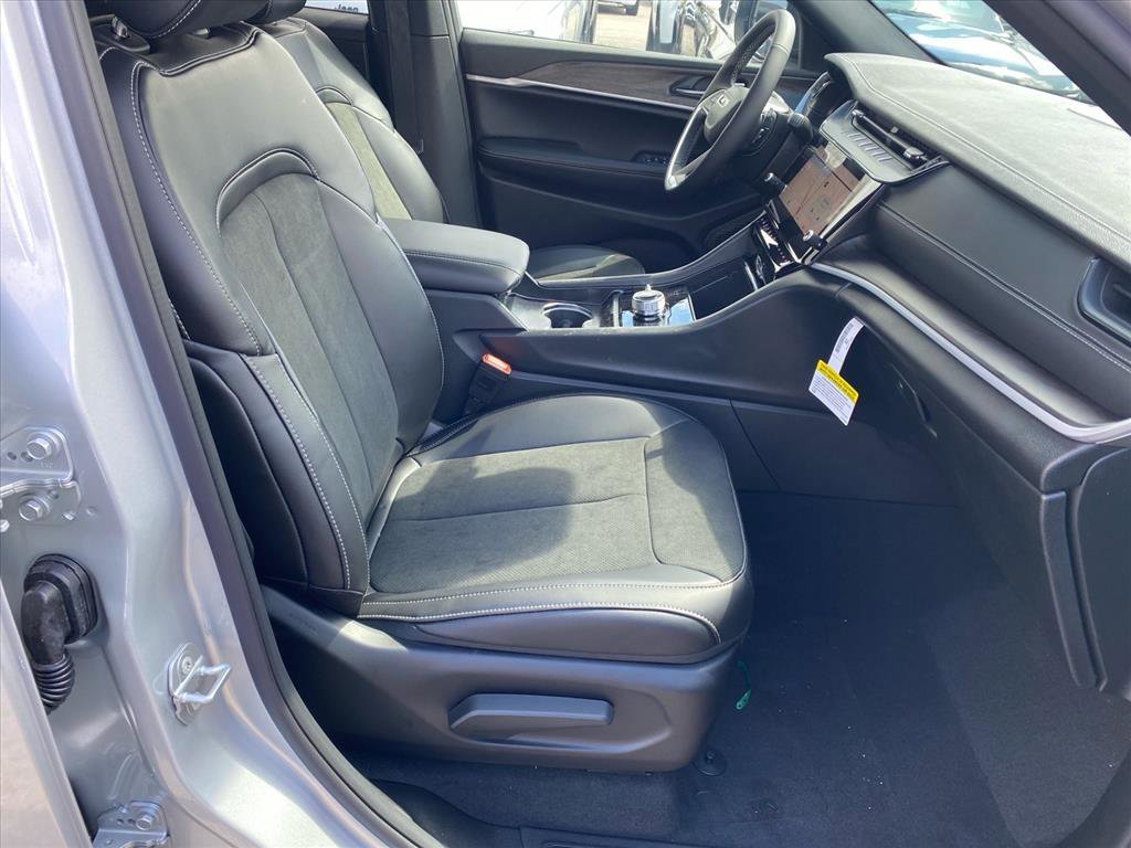 New 2026 Silver Zynith Exterior Paint Jeep Altitude image 16