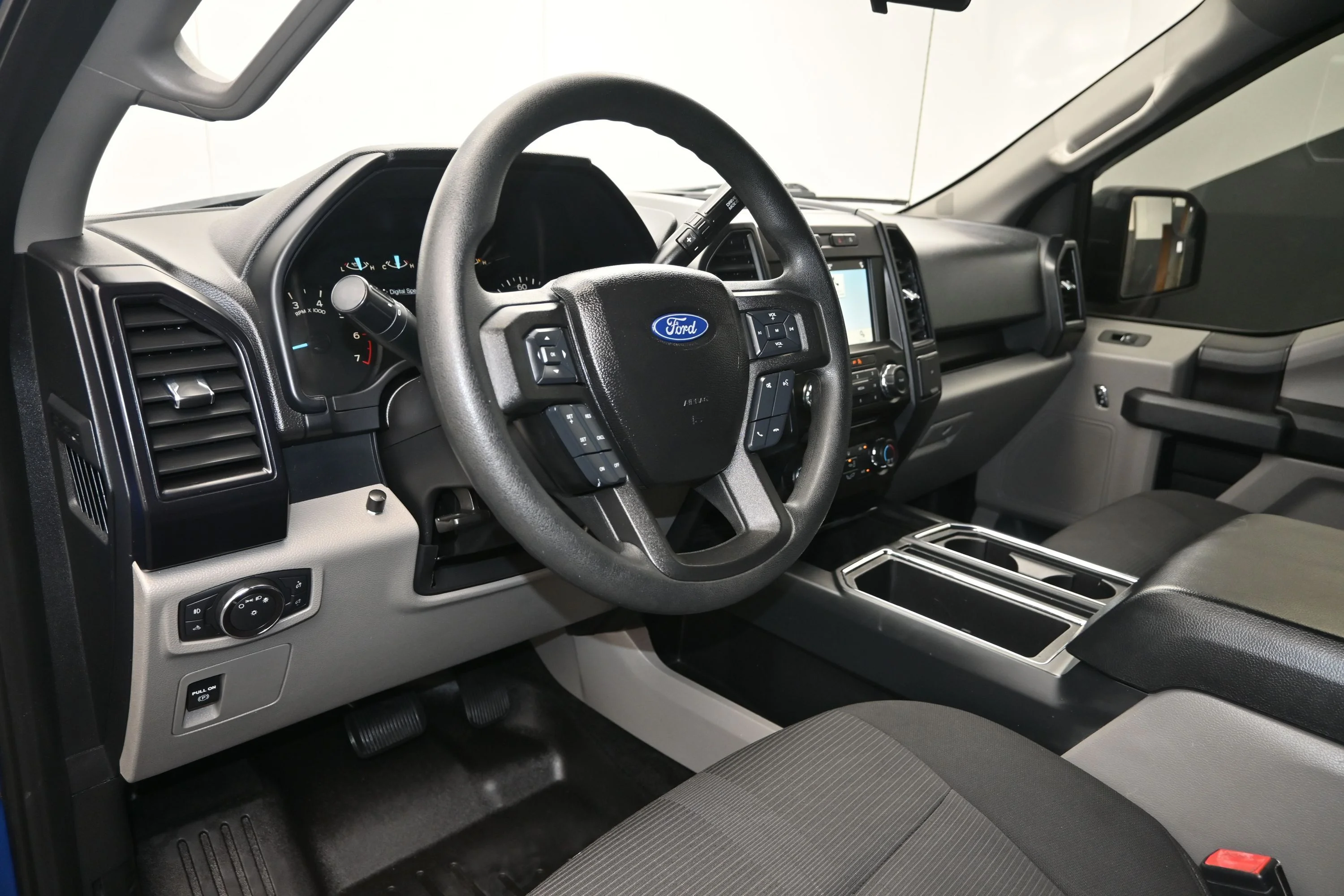 Used 2018 Blue Ford XL image 8
