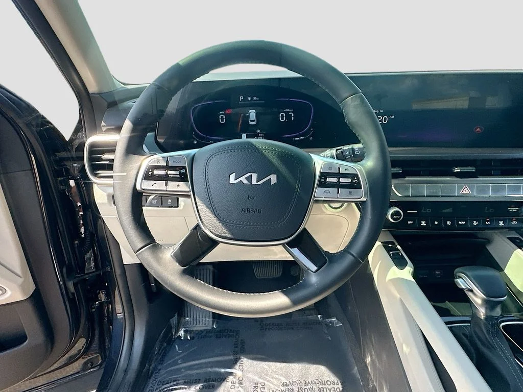 Certified Used 2025  Kia S image 11