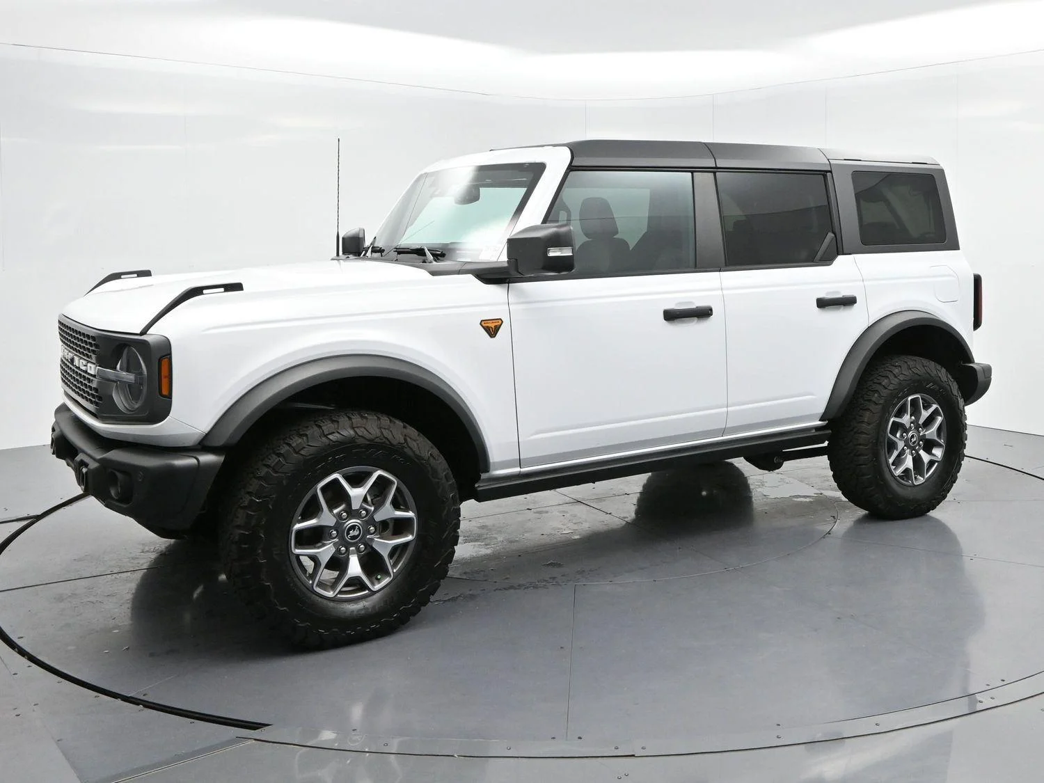 Used 2025 Oxford White Ford Badlands image 3