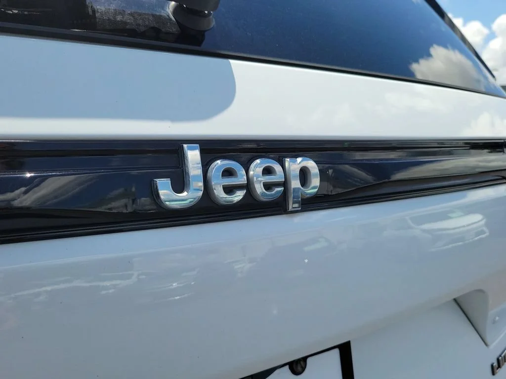 Used 2023 White Jeep Limited 4x4 image 33