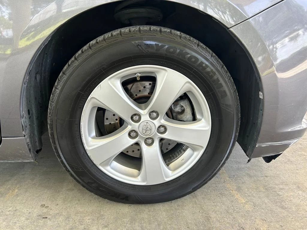 Used 2014 Gray Toyota LE image 18